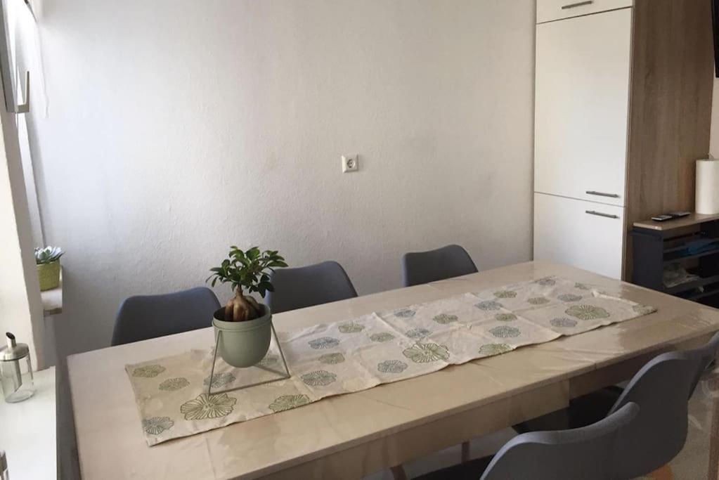 22B Grosse Wohnung Mit Balkon, Smarttv Und Wlan Korb Exterior photo